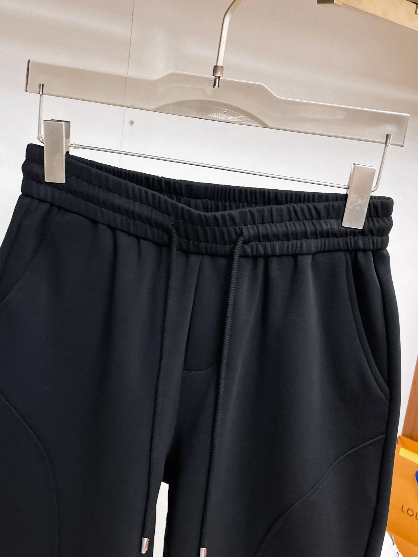 Balenciaga's three-standard complete 2026 summer New Arrival men's casual shorts, advanced custom-made Breathable fabric, Breathable fabric, extremely stretchy and comfortable, impeccable details, top-grade accessories, original logo design concept, delicate and soft feel! The upper body fit is awesome! Size: M-XXXL Please state your height and weight when ordering